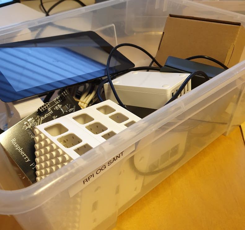 En skuff full av Raspberry Pi-er og elektronikk